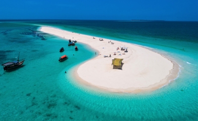 Sandbank vor Stone Town auf Zanzibar (mariusltu / stock.adobe.com)  lizenziertes Stockfoto 
Información sobre la licencia en 'Verificación de las fuentes de la imagen'